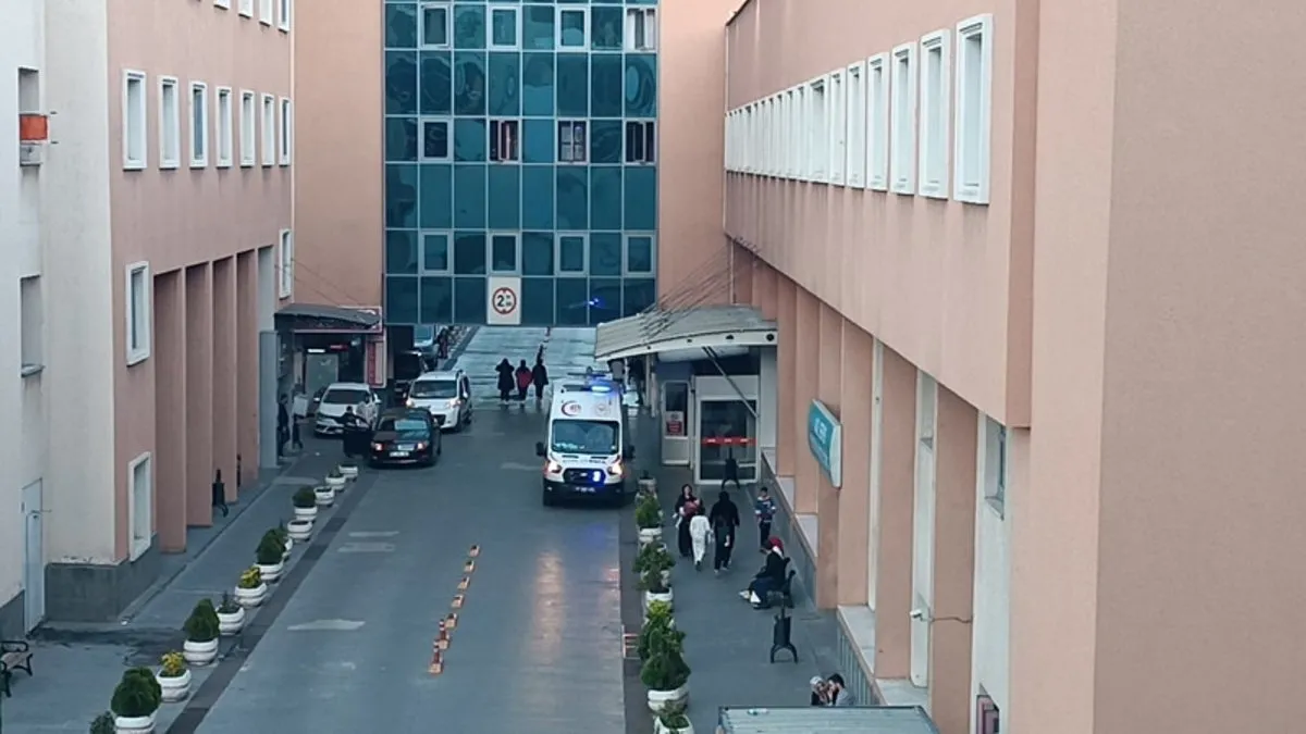 1 yaşındaki bebek camdan aşağıya düştü: Talihsiz yavrunun hayati tehlikesi sürüyor! 1 yaşındaki bebek camdan aşağıya düştü: Talihsiz yavrunun hayati tehlikesi sürüyor!