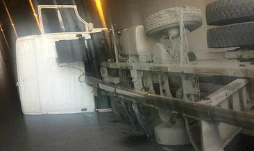 İstanbul’da hafriyat kamyonu devrildi