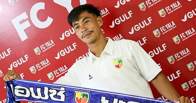 Futbol sahasına yıldırım düştü