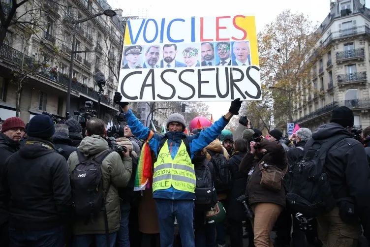 Paris'te polisten göstericilere sis bombasıyla müdahale