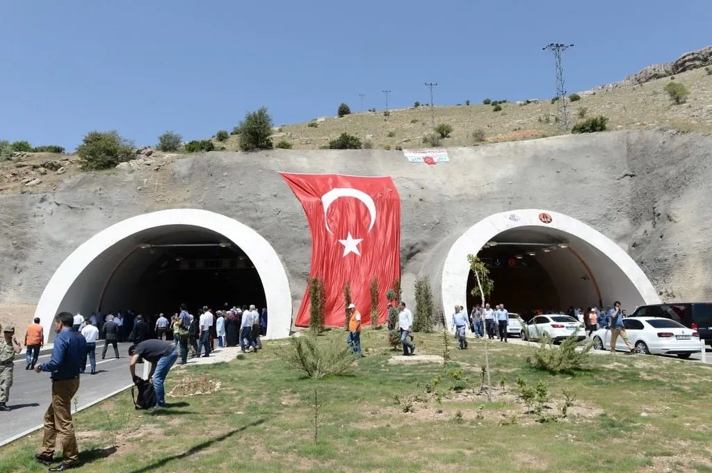Karahan Tüneli'nden araç geçişleri başladı  .