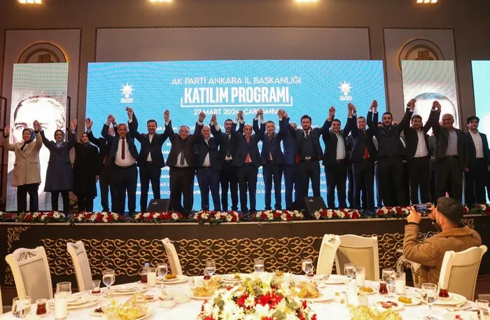 yeniden-refah-partisinde-deprem-ankara-il-yonetimi-ak-partiye-gecti-rozetleri-takildi-1711564161008.jpg
