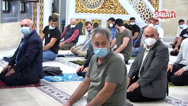 Berlin'de Müslümanlar Kurban Bayramı namazı için camilere akın etti | Video