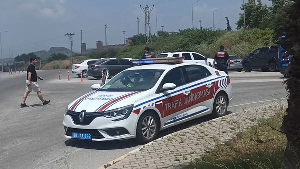 osmaniyede-cezaevi-onunde-dehset-sacti-kursun-yagmuruna-tutup-otomobille-kaza-yapti-arac-gasp-edip-kacti-1781182732894.jpeg