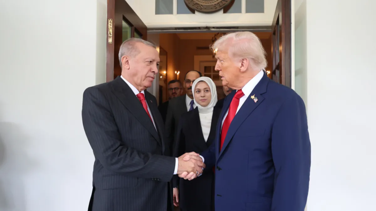 Başkan Erdoğan, Trump ile telefonda görüştü: Yaşananlar demokrasi hürriyetine yapılmış menfur bir eylem Başkan Erdoğan, Trump ile telefonda görüştü: Yaşananlar demokrasi hürriyetine yapılmış menfur bir eylem