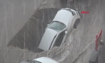 Son Dakika Haber: Erzurum’da sağanak yağış! Karayolundaki göçük otomobili yuttu...