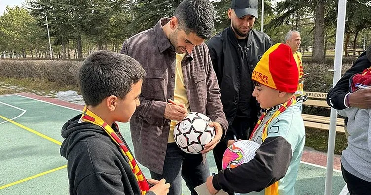 Kayserisporlu futbolcular, depremzede çocukları ziyaret etti