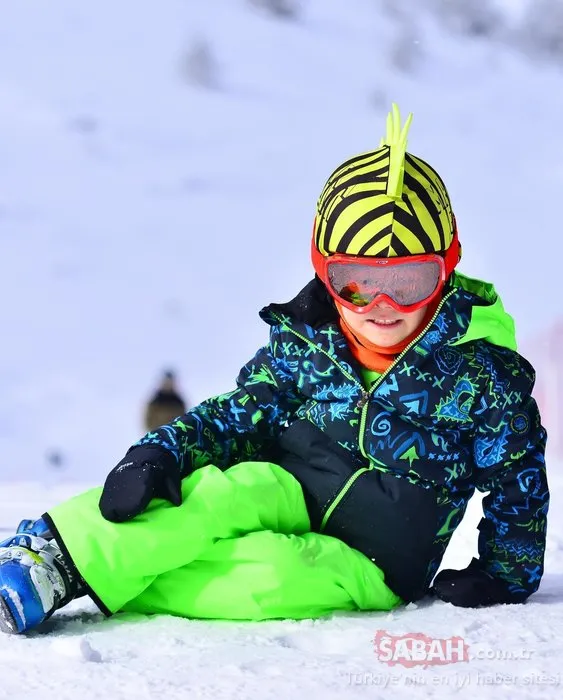 Minik Karan’dan kayak şov! Burak Özçivit ile Fahriye Evcen’in oğlu Karan Maşallah dedirtti!