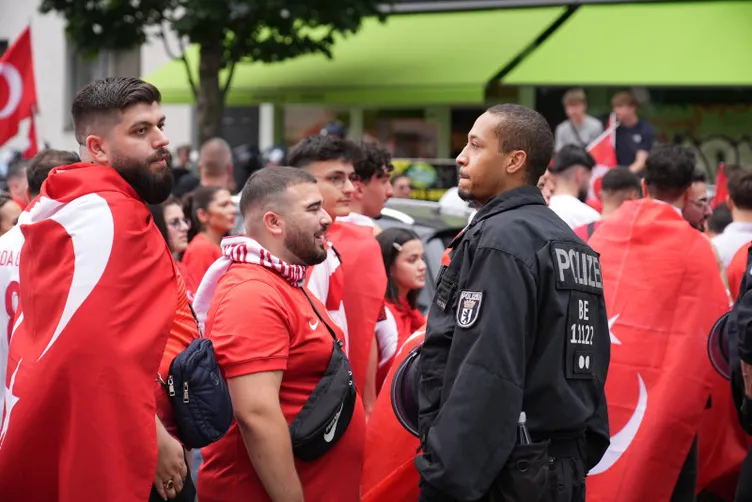 SON DAKİKA: Almanlar uslu durmuyor! Berlin’de Türk taraftarların yürüyüşü durduruldu: Bazı taraftarlar gözaltına alındı…