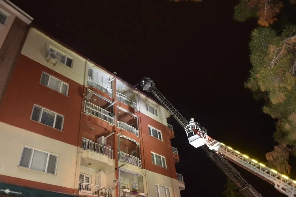 Burdur’da korkutan çatı yangını