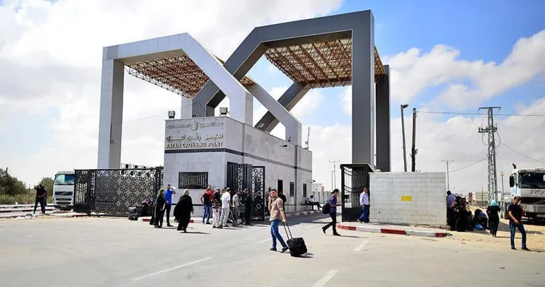 Refah Kapısı sınırlı geçişlere açıldı