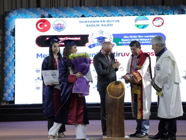 ozbekistanda-sbu-saglik-hizmetleri-meslek-yuksekokulunda-mezuniyet-heyecani-1719058558959.jpg