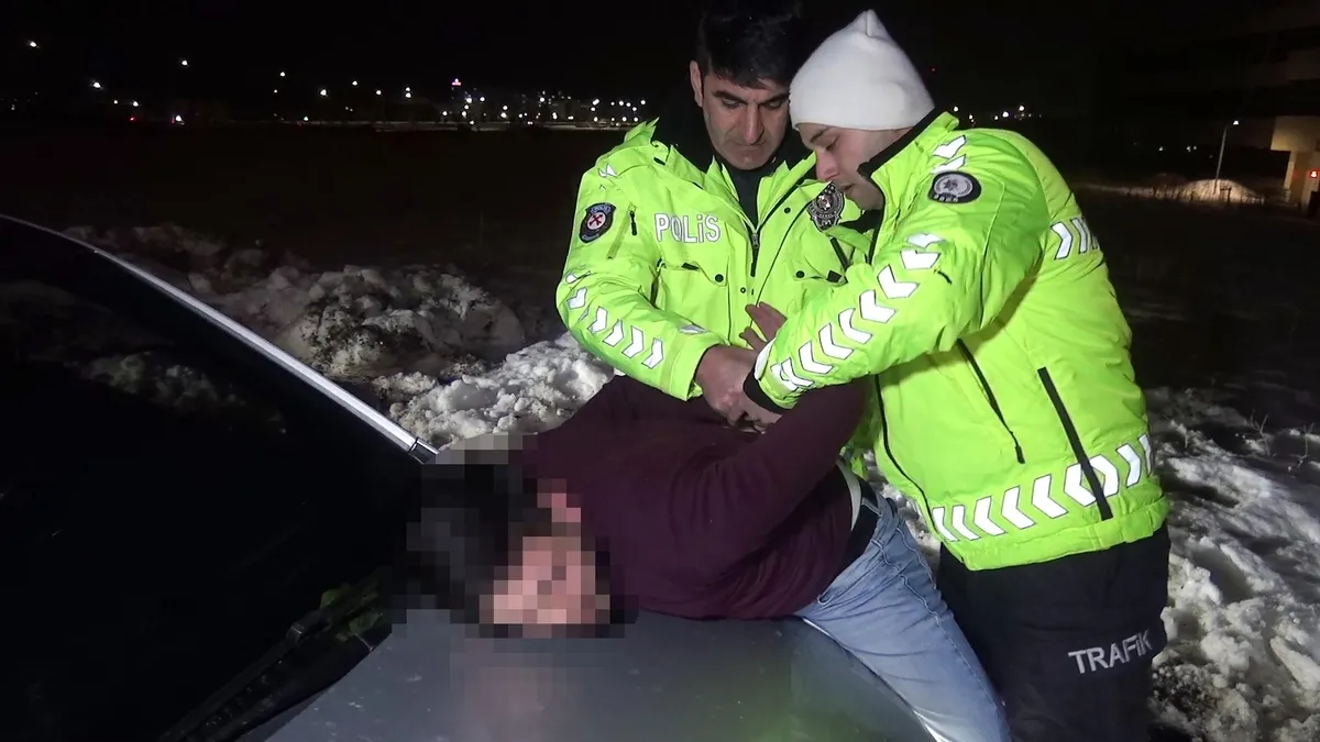 Trafikten menedilen aracıyla kaçan sürücü yakalandı, ehliyetine el konulup, 35 bin lira ceza kesildi Trafikten menedilen aracıyla kaçan sürücü yakalandı, ehliyetine el konulup, 35 bin lira ceza kesildi