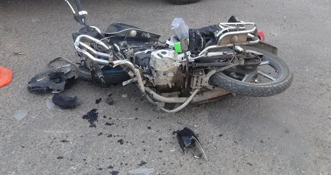 Motosiklet ata çarptı: 2 yaralı