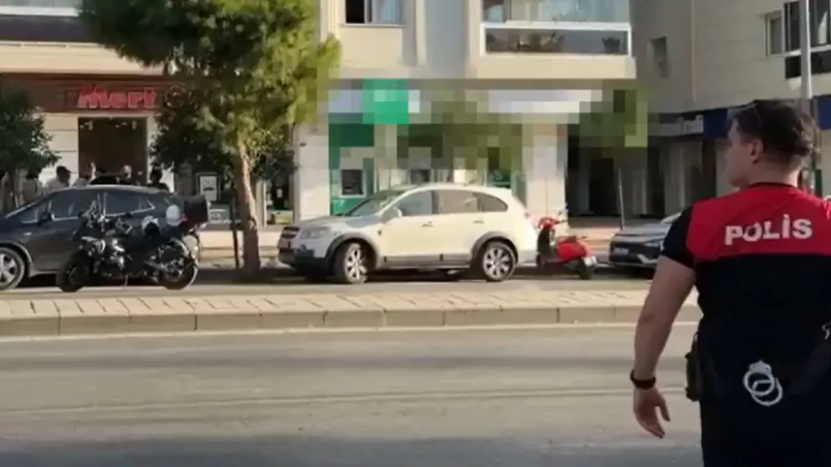 SON DAKİKA | İzmir'de banka soygunu girişimi! Özel harekat devreye girdi: Rehineler kurtarıldı haber görseli