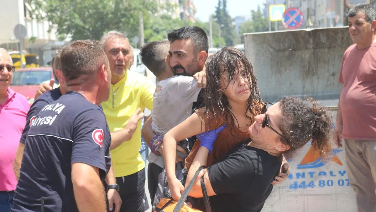 Antalya'da yangın paniği! 4 katlı apartmandan 7'si çocuk 10 kişi kurtarıldı
