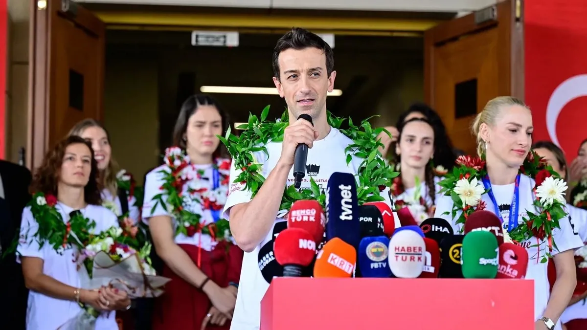 A Milli Kadın Voleybol Takımı oyuncuları ve teknik heyeti başarılarını kutluyor.