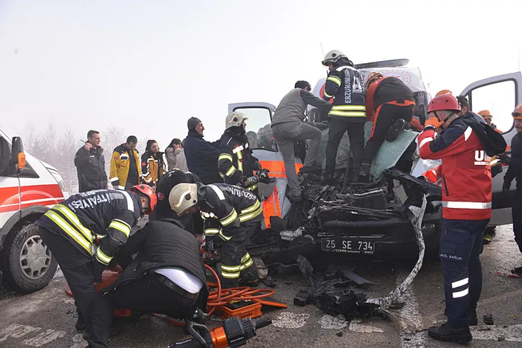 SON DAKİKA... Erzurum’da kaza ihbarına giden ambulans TIR’a çarptı: 3 sağlık görevlisi yaralandı!