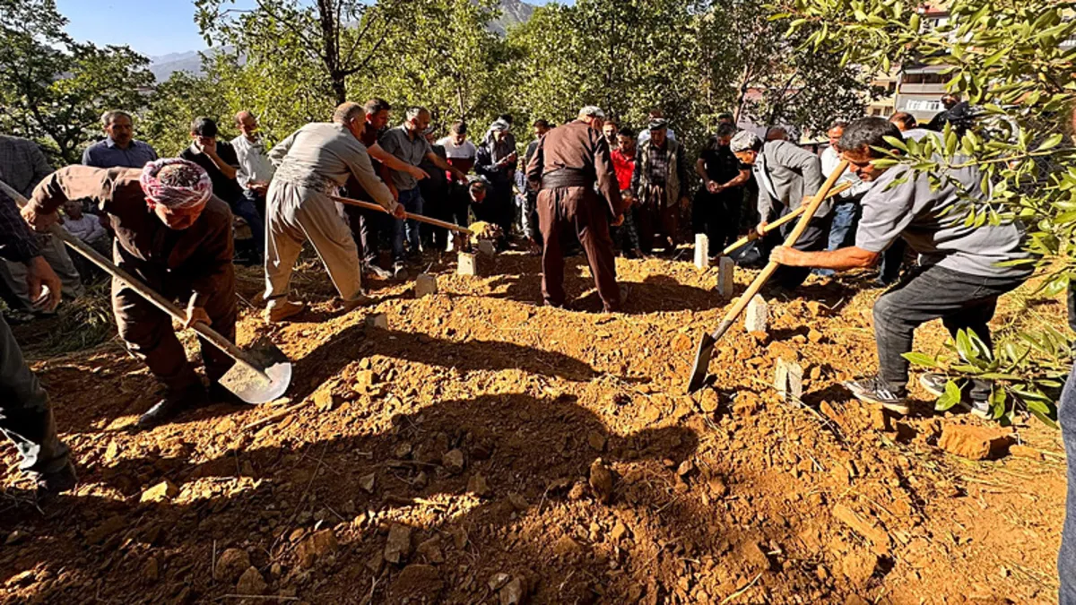 SON DAKİKA… Hakkari’de aile katliamı! Musa Gezer tarafından öldürülen Adilşah Gezer ile annesi ve 2 kardeşi toprağa verildi