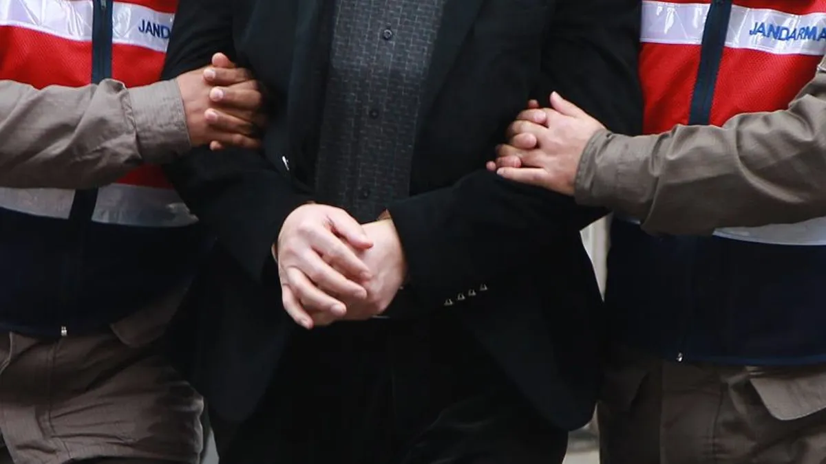 Ankara'da ele geçirilen kaçak ürünlerin sergilendiği operasyon anı