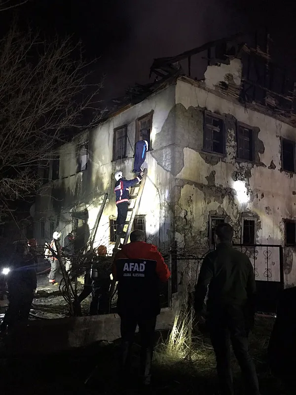 gumushanede-2-katli-evde-yangin-yasli-adam-araniyor-1771182270165.jpeg