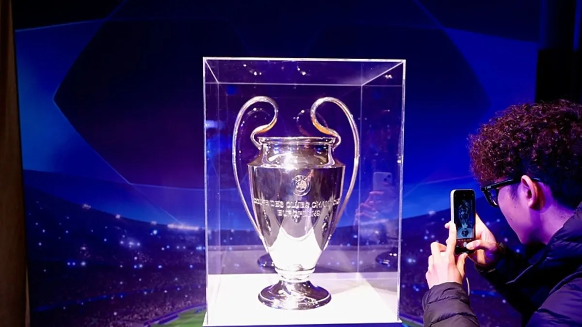 UEFA Şampiyonlar Ligi kupası İstanbul’da sergilendi UEFA Şampiyonlar Ligi kupası İstanbul’da sergilendi