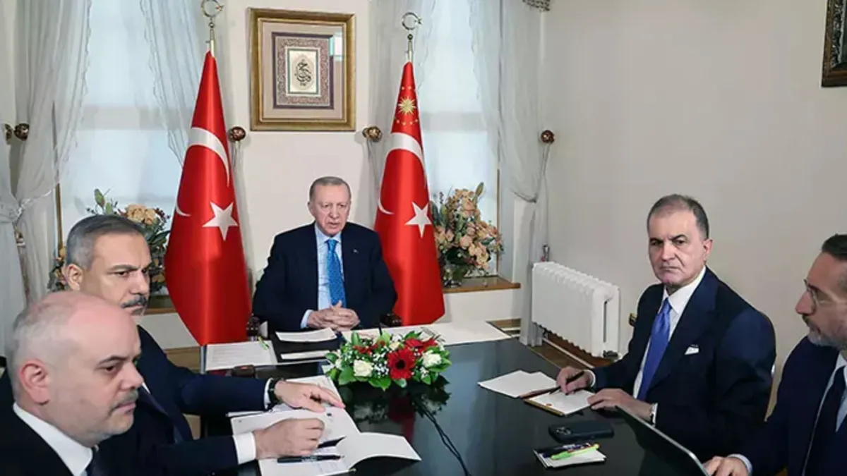 Başkan Erdoğan, Dolmabahçe’de Çevrimiçi Liderler Toplantısı’na katıldı Başkan Erdoğan, Dolmabahçe’de Çevrimiçi Liderler Toplantısı’na katıldı