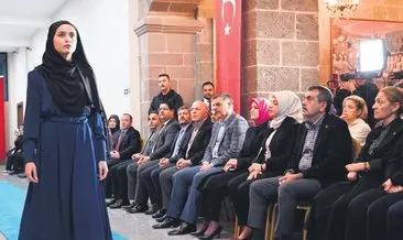 Göğüs kabartan defile
