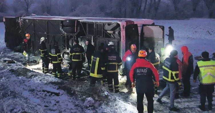 Yolcu otobüsü tarlaya devrildi: 6 ölü, 33 yaralı