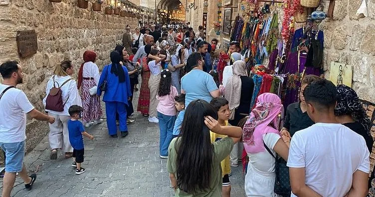 Binlerce turist Midyat’a akın etti