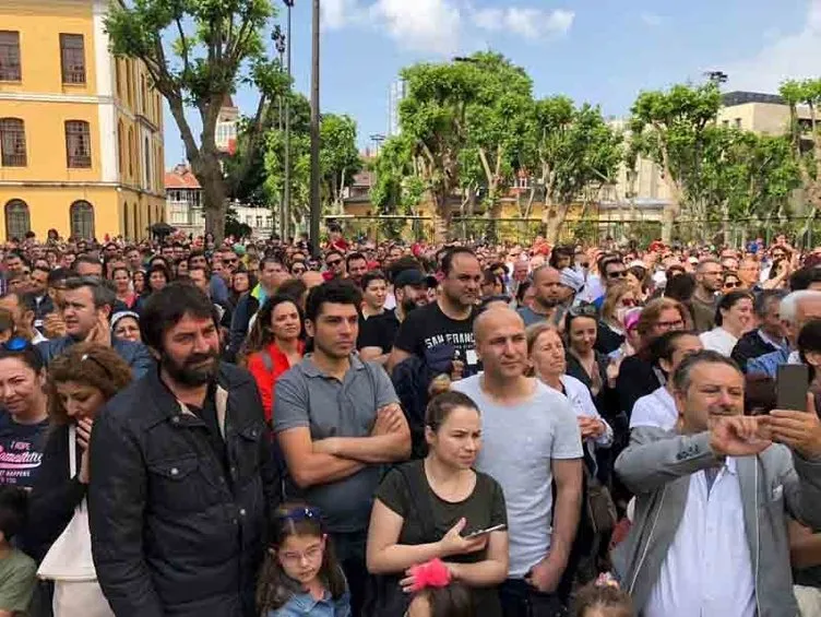 Galatasaray Lisesi’nin bahçesinde gerçekleştirilen kurada adım atacak yer kalmadı