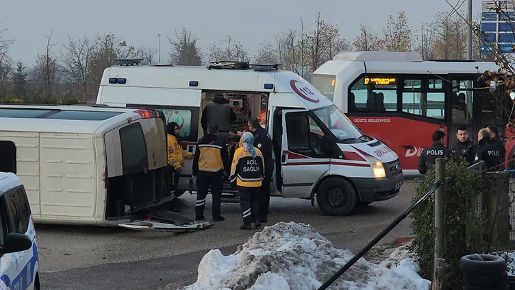 Düzce’de korkutan kaza: Devrilen işçi servisinde 7 kişi yaralandı!