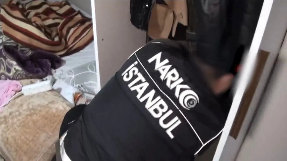 Zehir tacirlerine narkotik baskını! Uyuşturucu ve silahlarla yakalandılar… Zehir tacirlerine narkotik baskını! Uyuşturucu ve silahlarla yakalandılar…