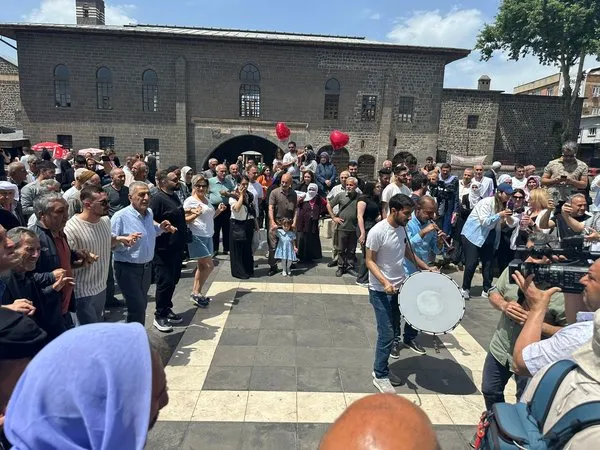 diyarbakirda-bayram-havasi-davul-zurnali-kutlama-1747040790485.jpg