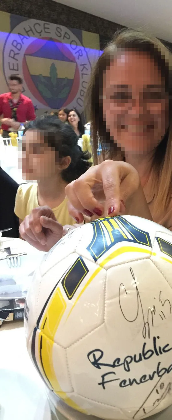 imzali-toplar-esinin-kiyafetleri-ve-daha-neler-neler-1654410632028.jpg CHP'li Belediye Başkanı Bülent Öz'ün kirli işleri! İmzalı toplar, eşinin kıyafetleri ve daha neler...