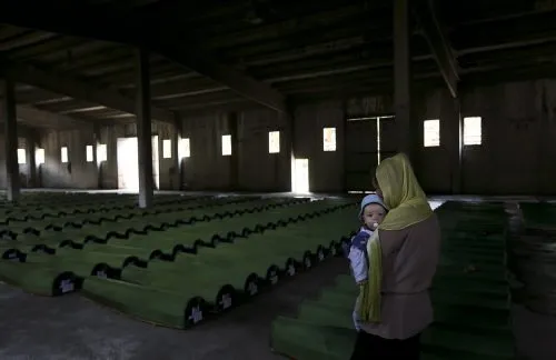 Srebrenitsa kurbanları gözyaşlarıyla defnedildi