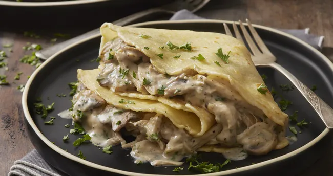 Kahvaltı sofralarının yeni favorisi! Mantarlı tavuklu krep tarifi...