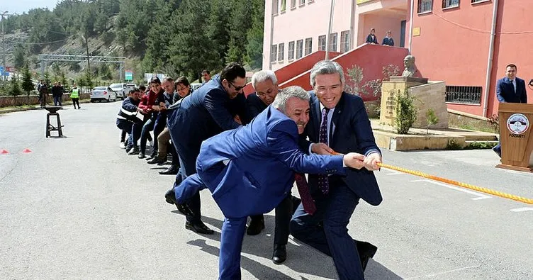 Adana’da Nevruz Bayramı’nda protokolün halat çekme imtihanı