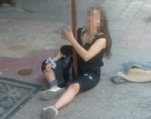 Genç kızdan sokak ortasında inanılmaz hareketler: Gören telefonuna sarıldı
