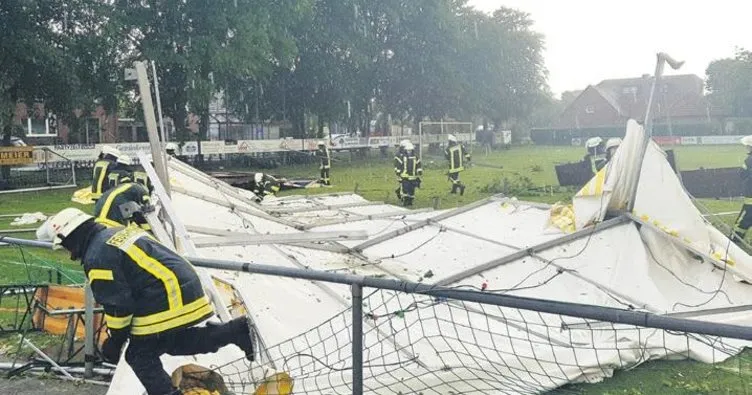 Çöken çadır 12 kişiyi yaraladı