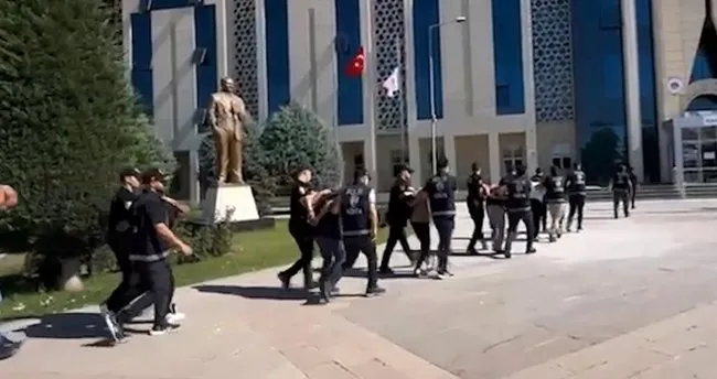 Kazaya karışmış araçları ‘change’ yapıp, piyasaya sürmüşler: Piyasaya değeri 15 milyon TL olan 23 araç ele geçirildi