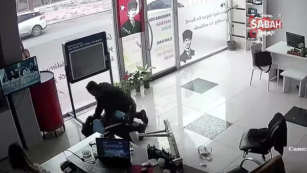 CHP’li yöneticiden gazeteciye yumruklu saldırı kamerada | Video