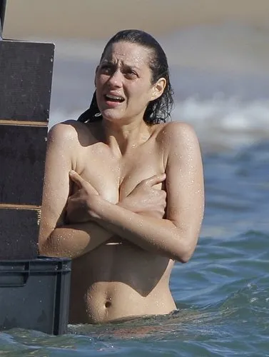 Marion Cotillard üstsüz denize girdi
