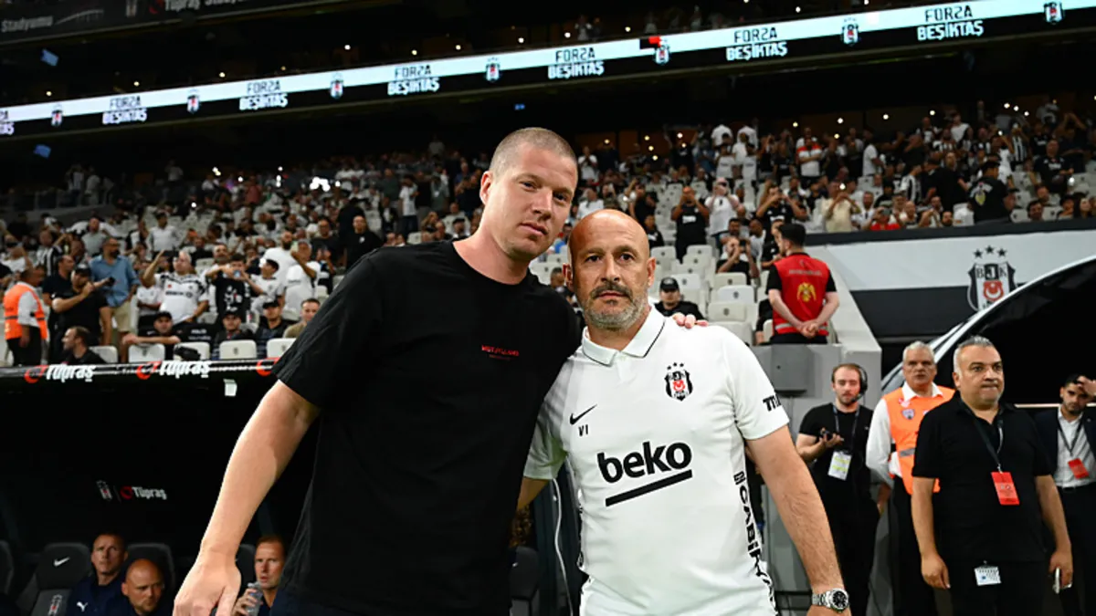 Midtjylland Teknik Direktörü Mike Tullberg maç sonu açıklama yaparken