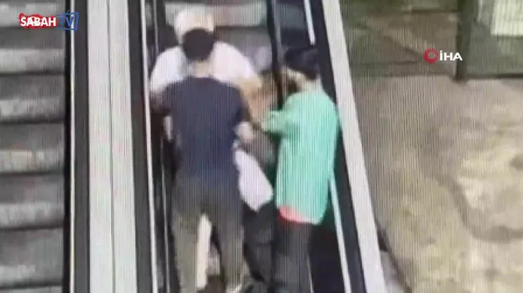 Beyoğlu'nda dehşet anları! Yaşlı adamın boğazını sıkıp gasp ettiler | Video