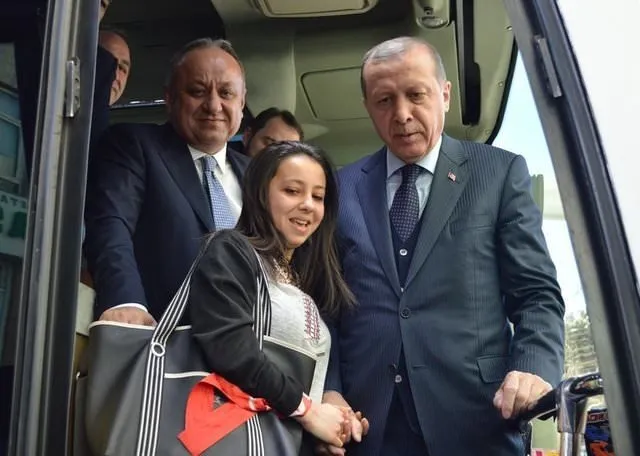Cumhurbaşkanı Erdoğan, elini öpmek isteyen genç kızı kıramadı
