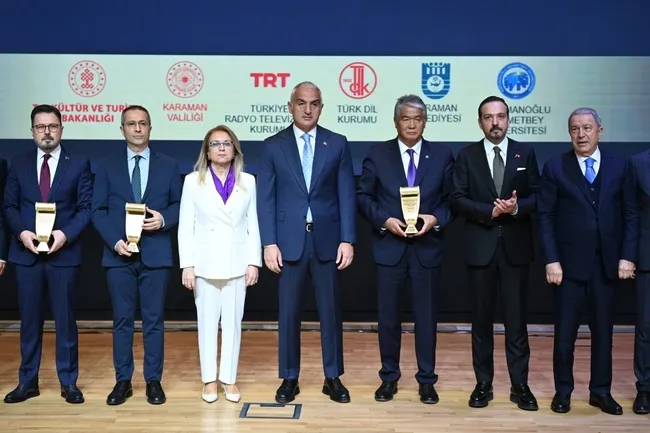 bakan-ersoy-turkce-ucsuz-bucaksiz-turkistan-topraklarindan-anadoluya-uzanan-bir-medeniyet-yuruyusunun-sesidir-1778583627680.jpg