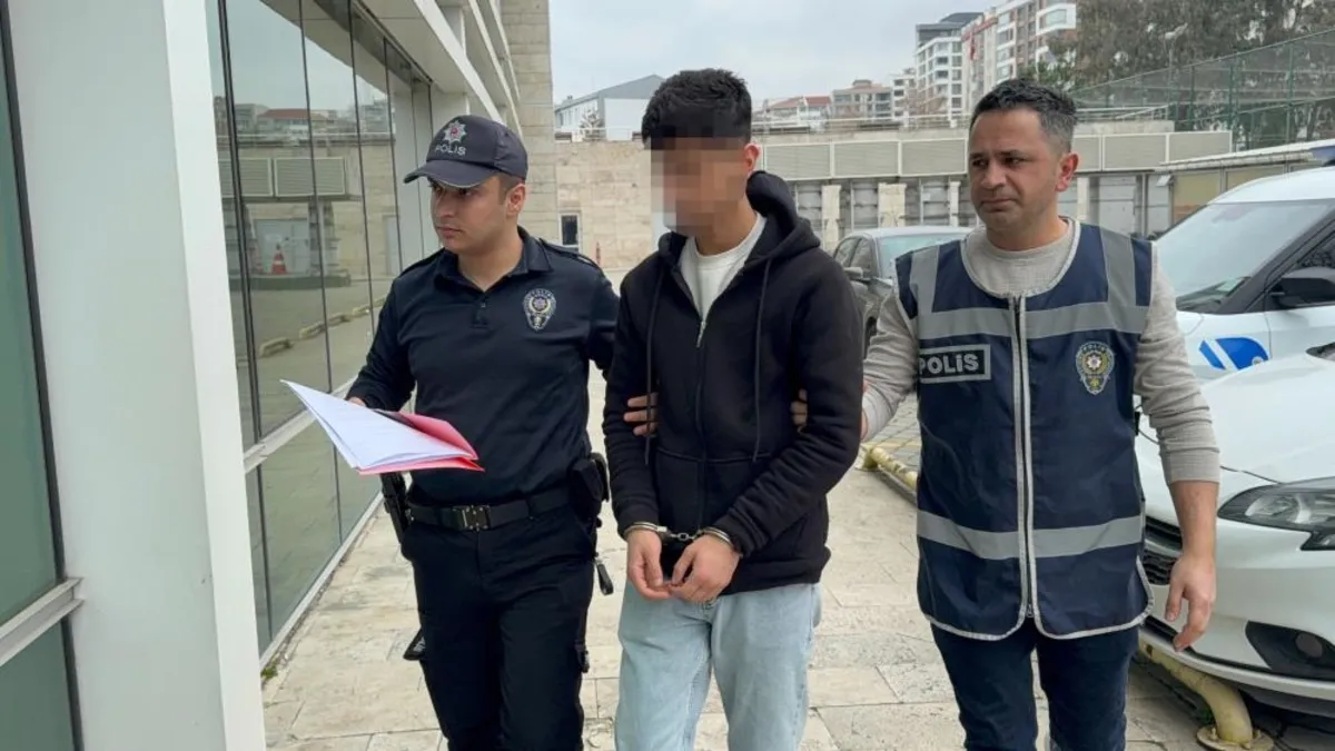 Samsun’da “yan bakma” tartışması kavgaya dönüştü: 17 yaşındaki çocuk boynundan yaralandı Samsun’da “yan bakma” tartışması kavgaya dönüştü: 17 yaşındaki çocuk boynundan yaralandı