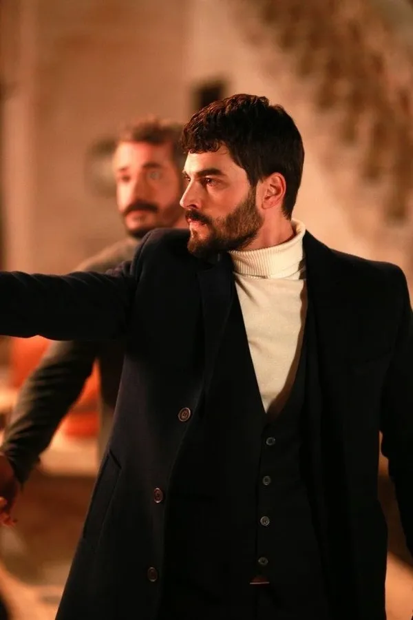Hercai 64. son bölüm izle! Miran bir kararın eşiğine gelmiştir, Reyyan mı? Umut mu?