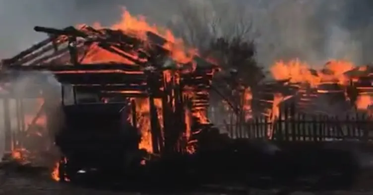 Kastamonu’da 1 ev 3 samanlık küle döndü